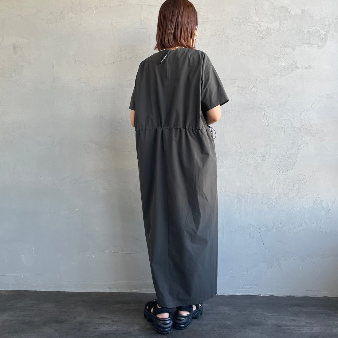 Americana × JEANS FACTORY [アメリカーナ × ジーンズファクトリー] 別注 4WAYストレッチ ウエストギャザー マキシ丈ワンピース [ASO-S-849-JF] ﾁｬｺｰﾙ &&モデル身長：159cm 着用サイズ：ONE SIZE&&