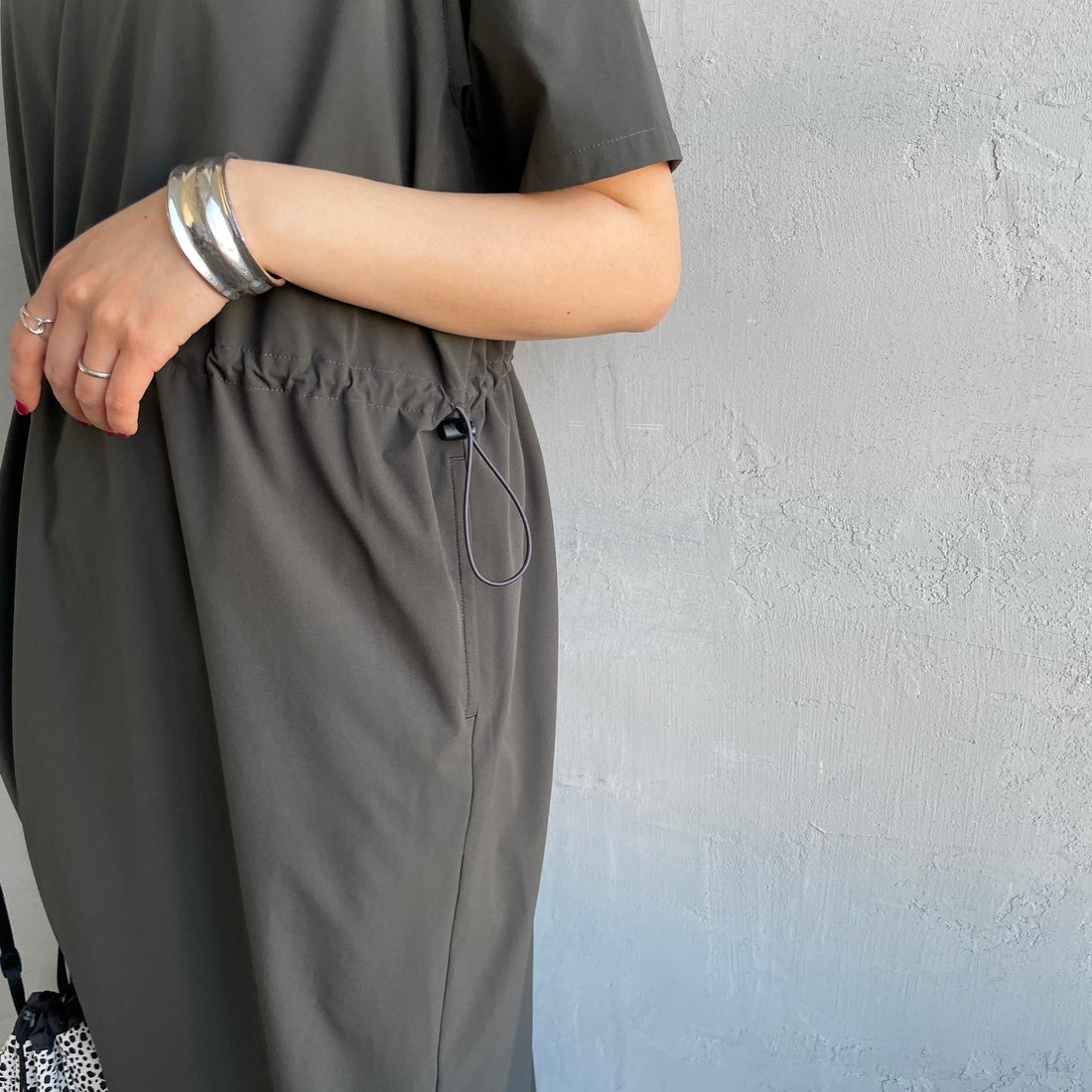 Americana × JEANS FACTORY [アメリカーナ × ジーンズファクトリー] 別注 4WAYストレッチ ウエストギャザー マキシ丈ワンピース [ASO-S-849-JF] ﾁｬｺｰﾙ &&モデル身長：159cm 着用サイズ：ONE SIZE&&