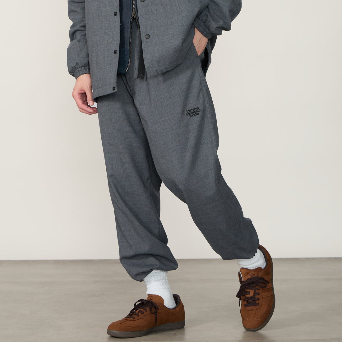Marmot [マーモット] 別注 メリノウール タックパンツ [MTSS26MPT331IN-JF] GRAY &&モデル身長：168cm 着用サイズ：L&&
