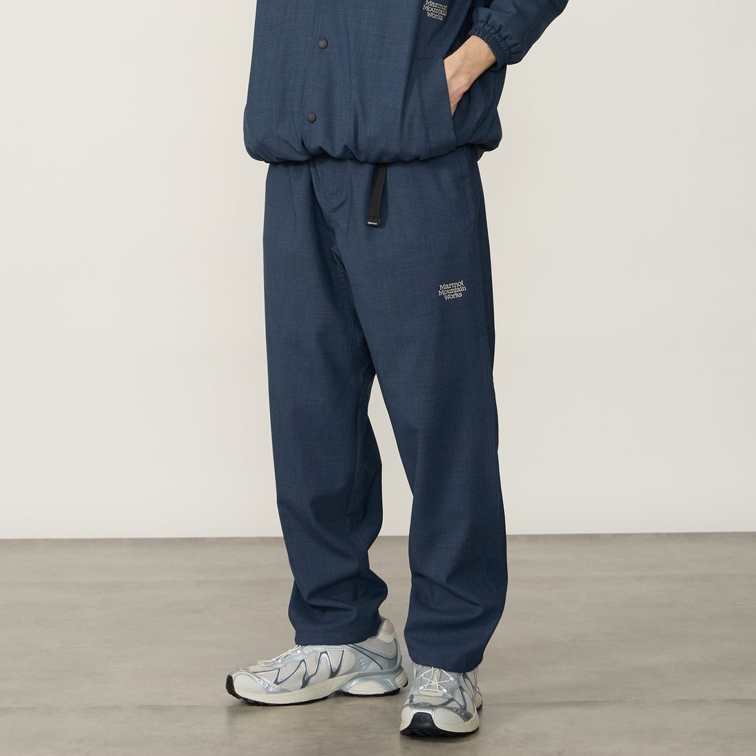 Marmot [マーモット] 別注 メリノウール タックパンツ [MTSS26MPT331IN-JF] NAVY &&モデル身長：168cm 着用サイズ：L&&