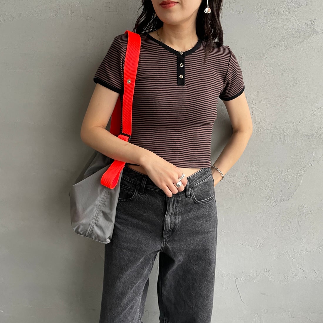 Robert P.Miller [ロバートピーミラー] 別注 クロップド丈 ボーダーヘンリーネックTシャツ [RM261-2265IN-JF] BROWN&&モデル身長：160cm 着用サイズ：F&&