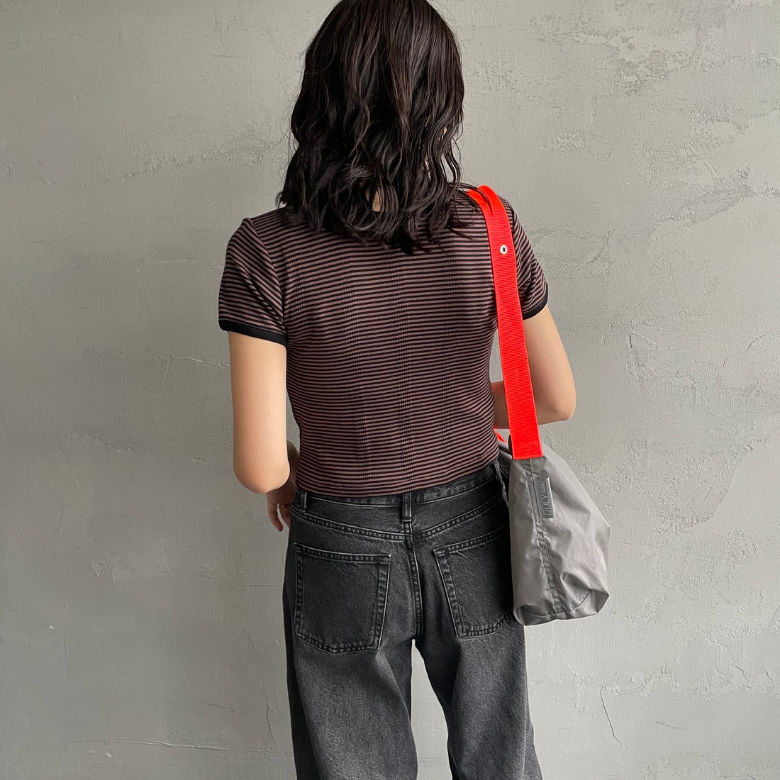 Robert P.Miller [ロバートピーミラー] 別注 クロップド丈 ボーダーヘンリーネックTシャツ [RM261-2265IN-JF] BROWN&&モデル身長：160cm 着用サイズ：F&&