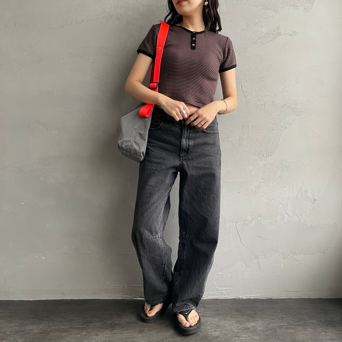 Robert P.Miller [ロバートピーミラー] 別注 クロップド丈 ボーダーヘンリーネックTシャツ [RM261-2265IN-JF] BROWN&&モデル身長：160cm 着用サイズ：F&&