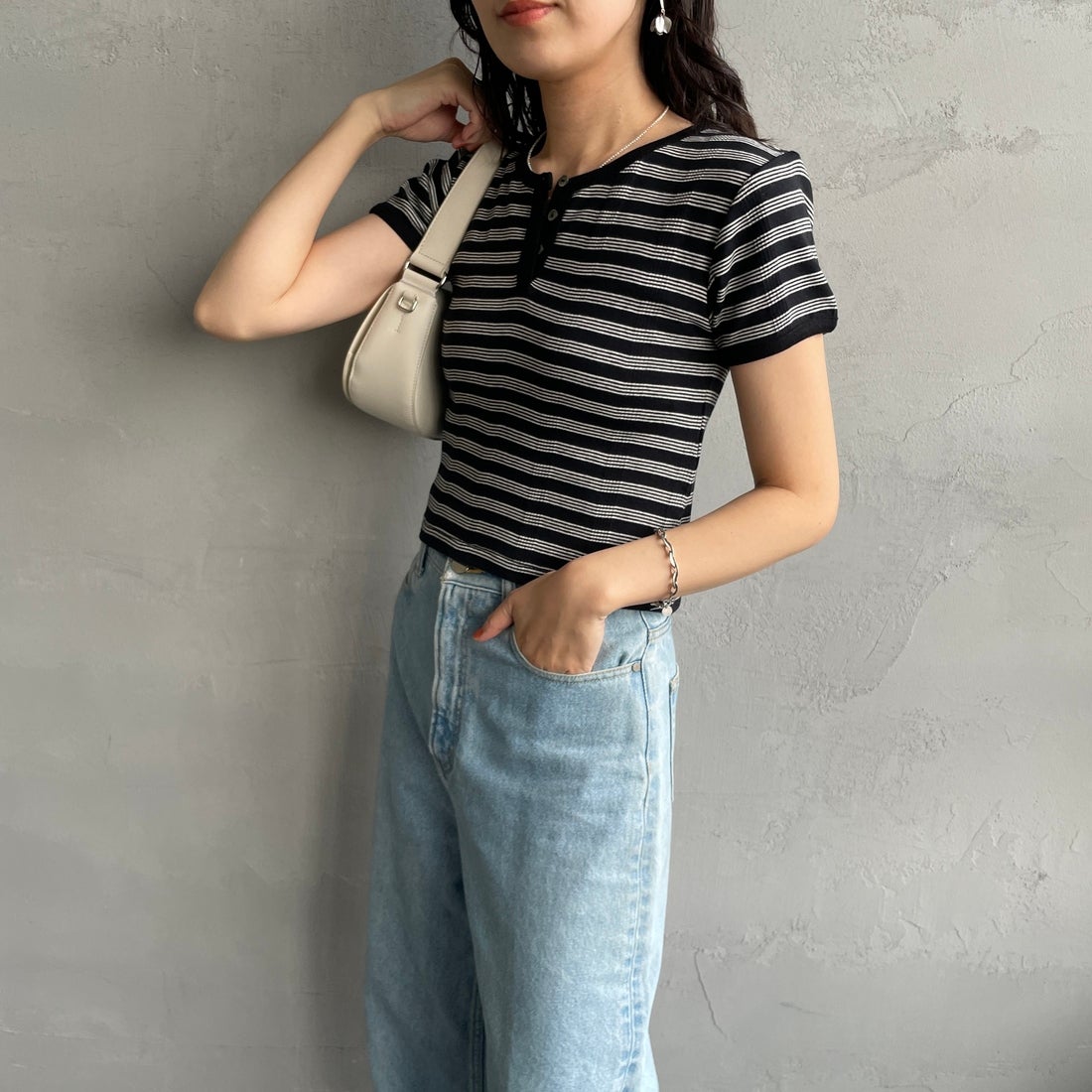 Robert P.Miller [ロバートピーミラー] 別注 クロップド丈 ボーダーヘンリーネックTシャツ [RM261-2265IN-JF] CARBON&&モデル身長：160cm 着用サイズ：F&&