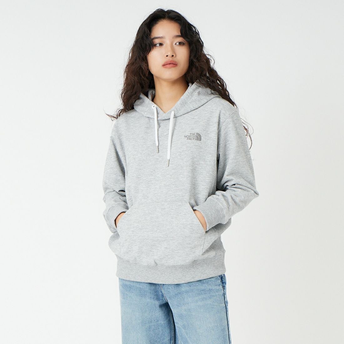 THE NORTH FACE [ザ ノースフェイス] バックスクエアロゴフーディ [NT62533] Z &&モデル身長：162cm 着用サイズ：S&&