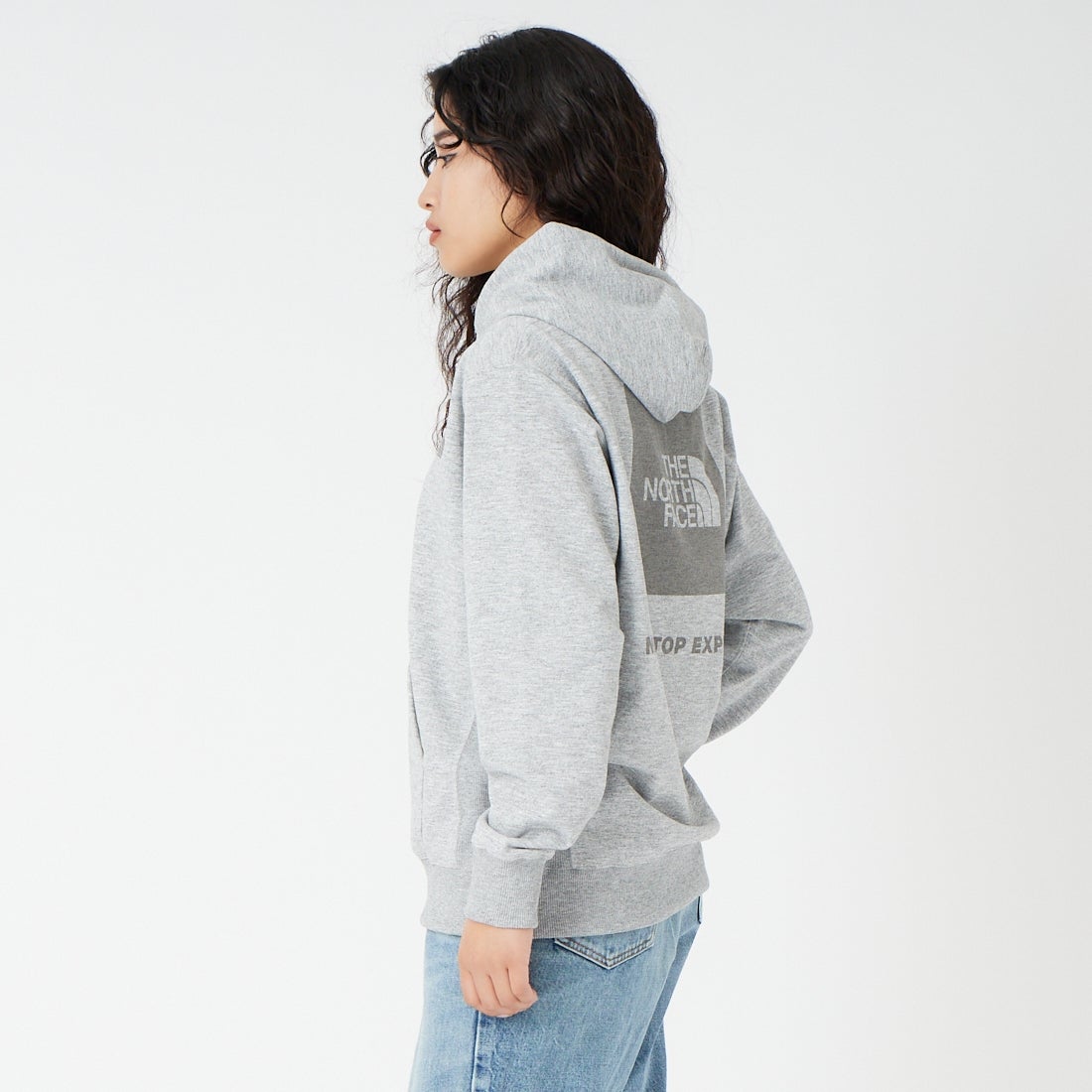 THE NORTH FACE [ザ ノースフェイス] バックスクエアロゴフーディ [NT62533] Z &&モデル身長：162cm 着用サイズ：S&&