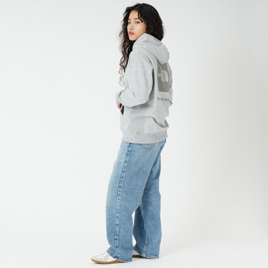 THE NORTH FACE [ザ ノースフェイス] バックスクエアロゴフーディ [NT62533] Z &&モデル身長：162cm 着用サイズ：S&&