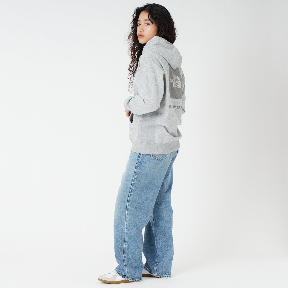 THE NORTH FACE [ザ ノースフェイス] バックスクエアロゴフーディ [NT62533] Z &&モデル身長：162cm 着用サイズ：S&&