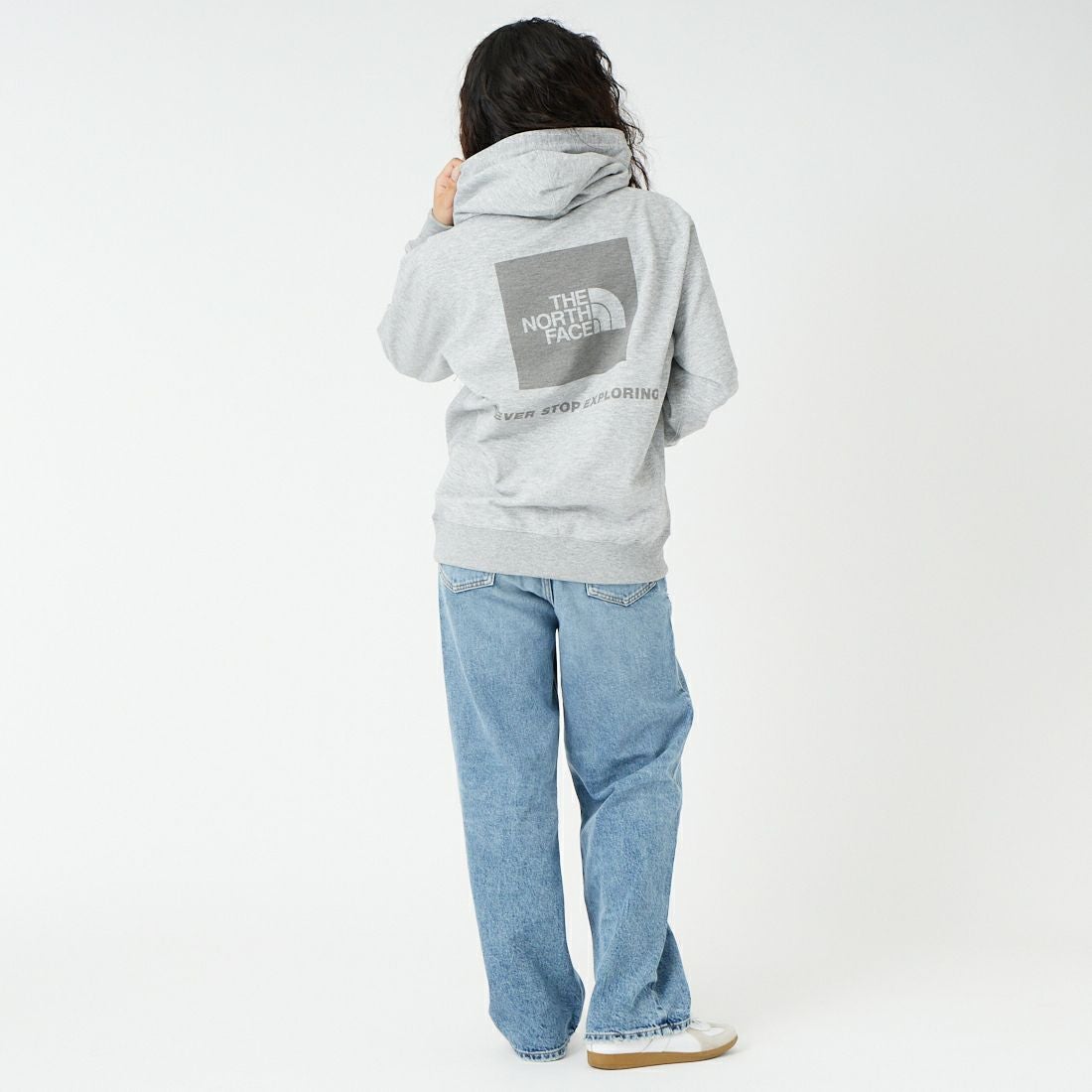 THE NORTH FACE [ザ ノースフェイス] バックスクエアロゴフーディ [NT62533] Z &&モデル身長：162cm 着用サイズ：S&&
