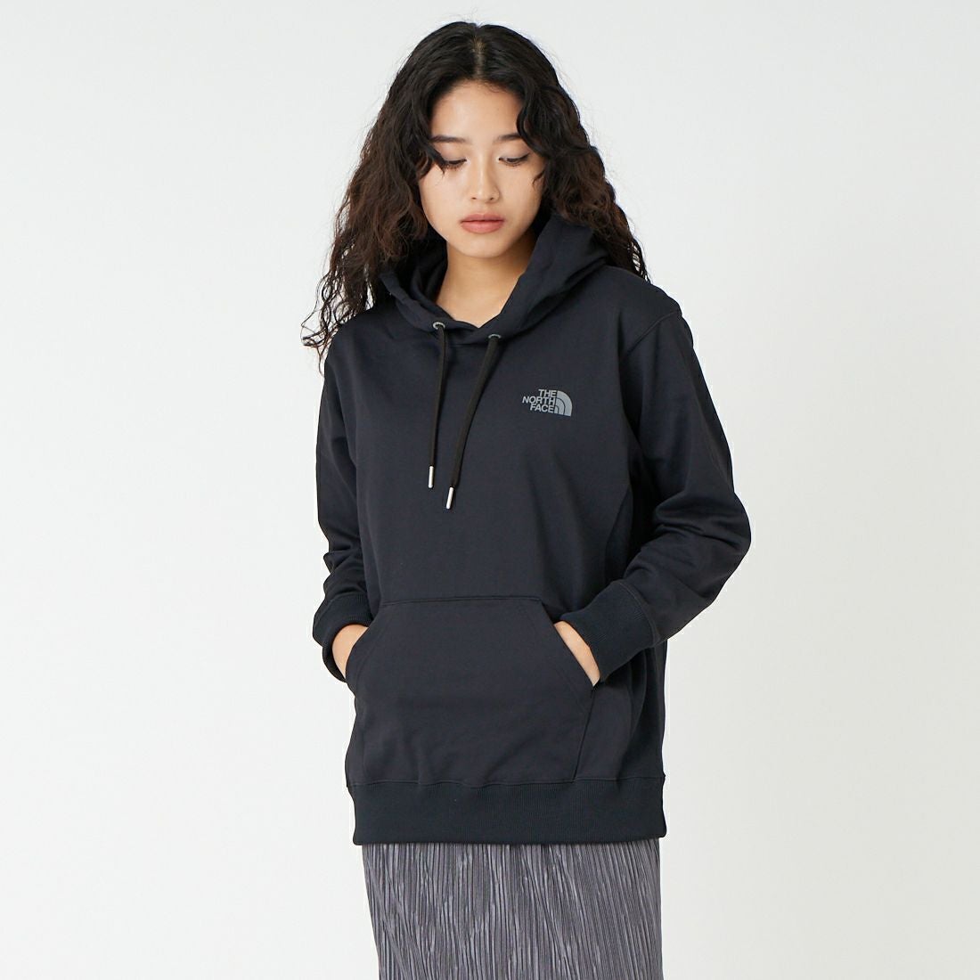 THE NORTH FACE [ザ ノースフェイス] バックスクエアロゴフーディ [NT62533] K &&モデル身長：162cm 着用サイズ：S&&