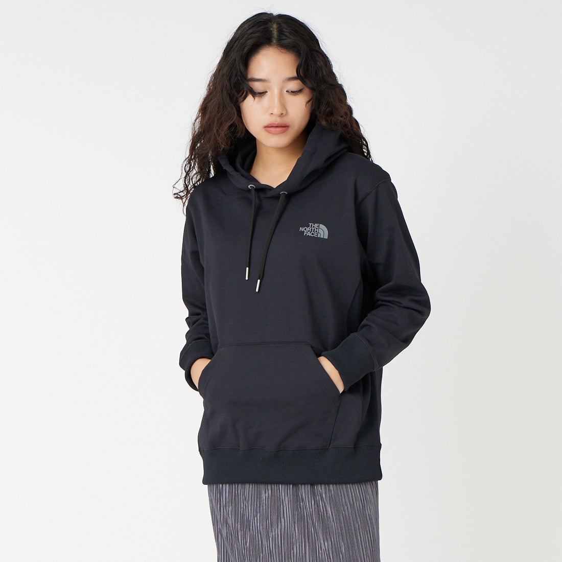 THE NORTH FACE [ザ ノースフェイス] バックスクエアロゴフーディ [NT62533] K &&モデル身長：162cm 着用サイズ：S&&