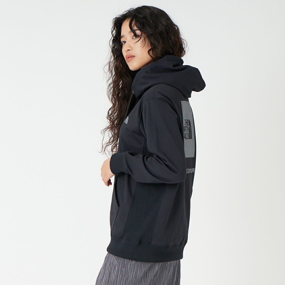 THE NORTH FACE [ザ ノースフェイス] バックスクエアロゴフーディ [NT62533] K &&モデル身長：162cm 着用サイズ：S&&