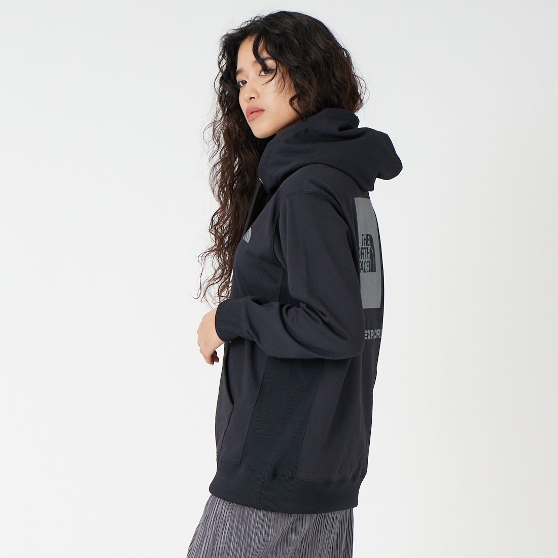 THE NORTH FACE [ザ ノースフェイス] バックスクエアロゴフーディ [NT62533] K &&モデル身長：162cm 着用サイズ：S&&