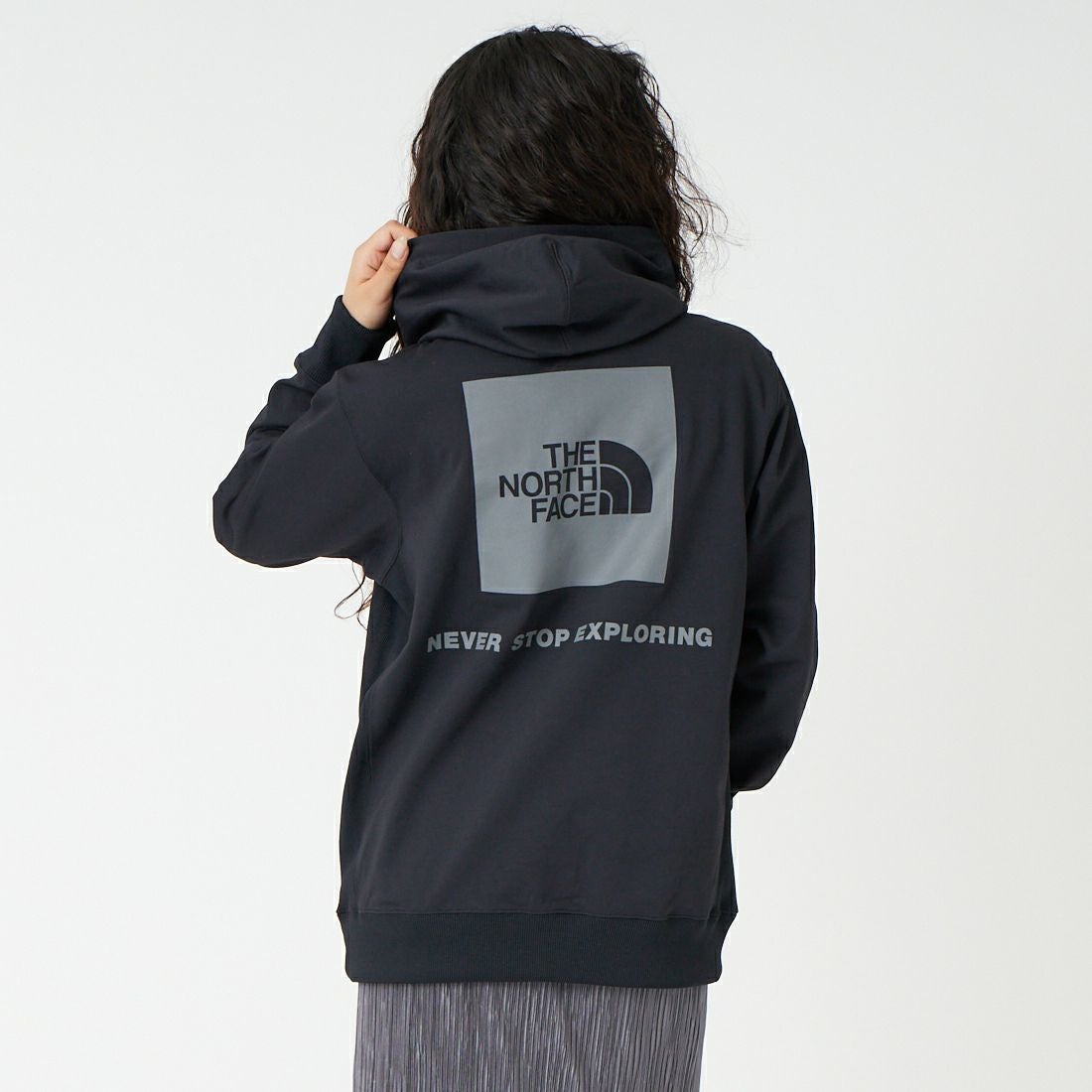 THE NORTH FACE [ザ ノースフェイス] バックスクエアロゴフーディ [NT62533] K &&モデル身長：162cm 着用サイズ：S&&