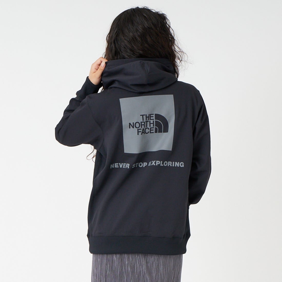 THE NORTH FACE [ザ ノースフェイス] バックスクエアロゴフーディ [NT62533] K &&モデル身長：162cm 着用サイズ：S&&
