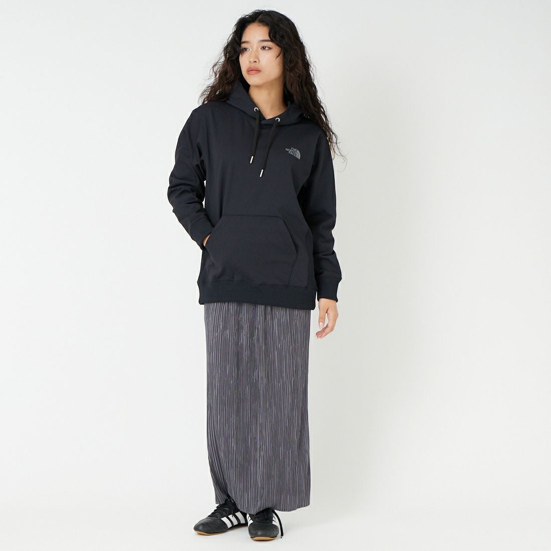 THE NORTH FACE [ザ ノースフェイス] バックスクエアロゴフーディ [NT62533] K &&モデル身長：162cm 着用サイズ：S&&