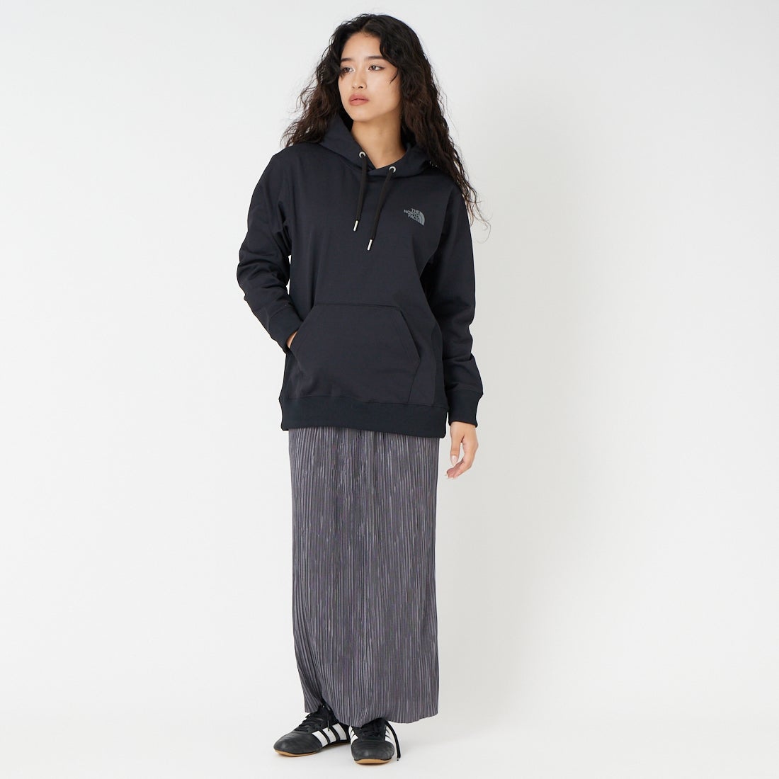 THE NORTH FACE [ザ ノースフェイス] バックスクエアロゴフーディ [NT62533] K &&モデル身長：162cm 着用サイズ：S&&