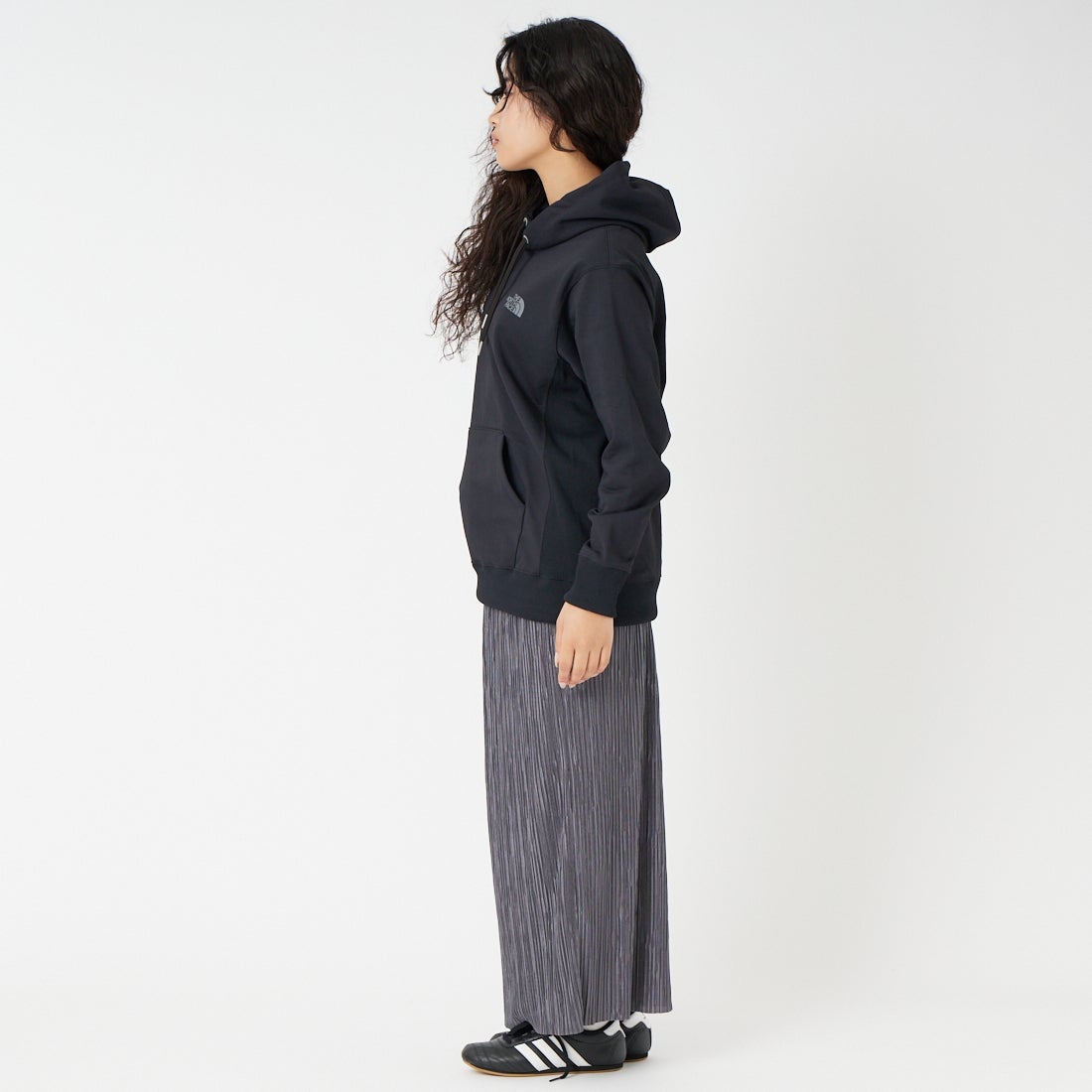 THE NORTH FACE [ザ ノースフェイス] バックスクエアロゴフーディ [NT62533] K &&モデル身長：162cm 着用サイズ：S&&