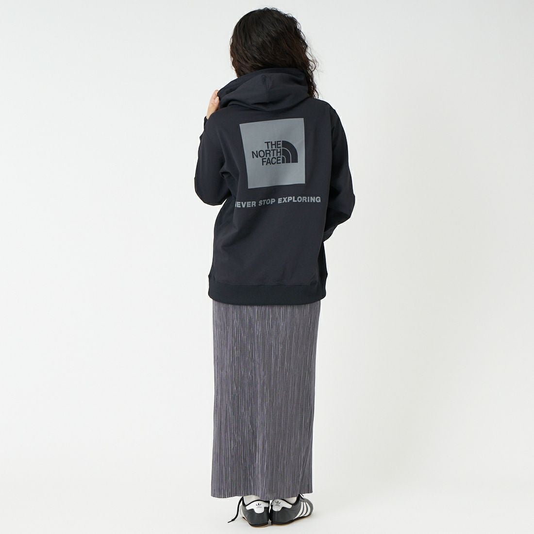 THE NORTH FACE [ザ ノースフェイス] バックスクエアロゴフーディ [NT62533] K &&モデル身長：162cm 着用サイズ：S&&