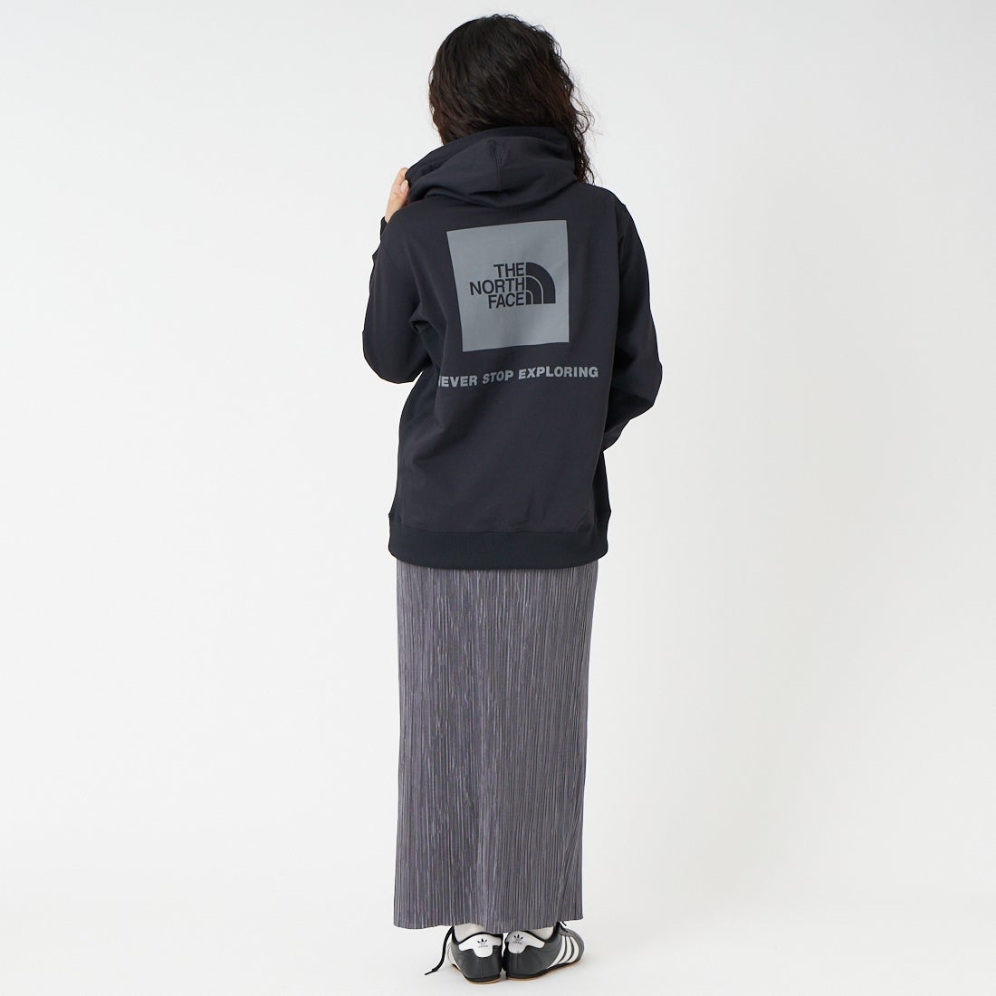 THE NORTH FACE [ザ ノースフェイス] バックスクエアロゴフーディ [NT62533] K &&モデル身長：162cm 着用サイズ：S&&