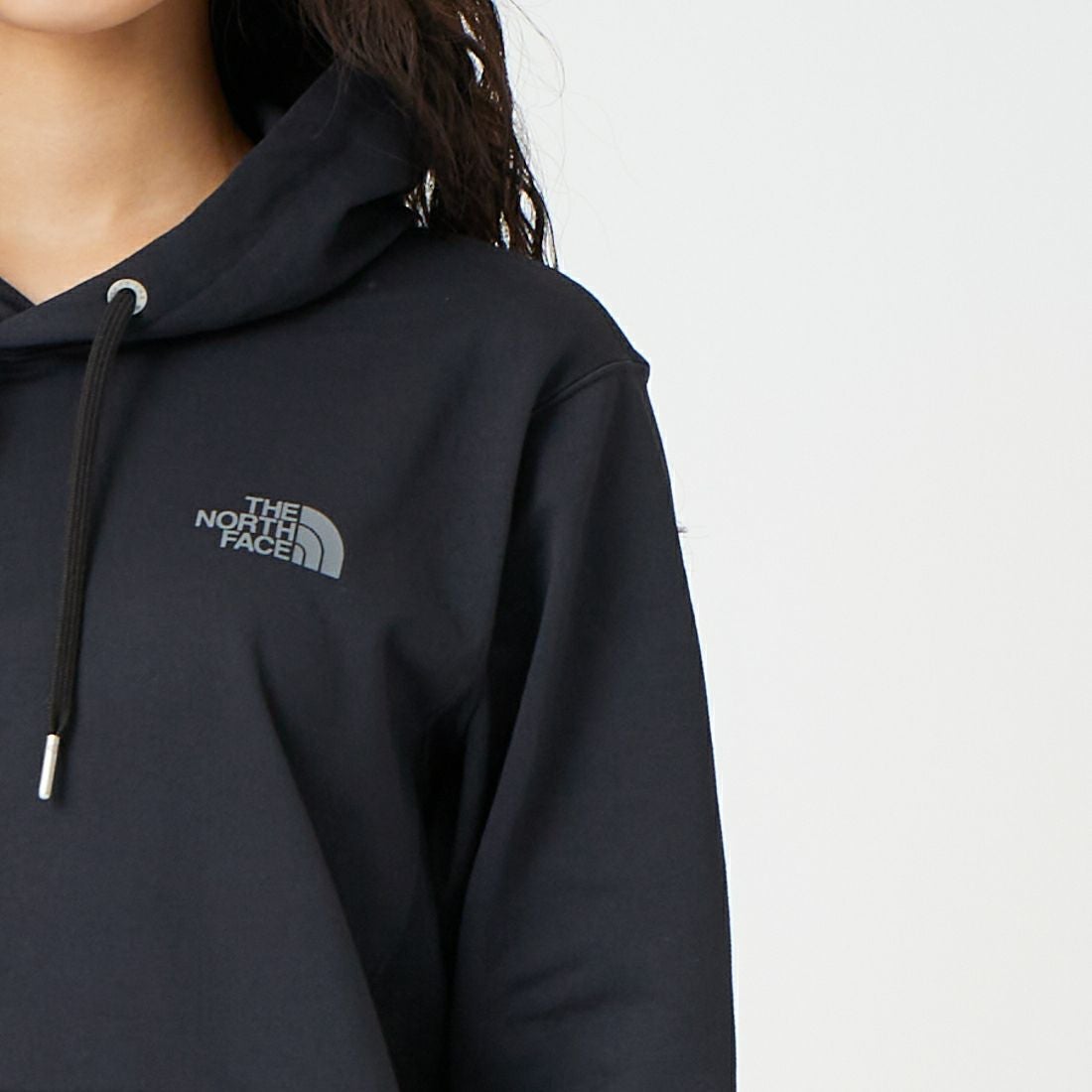 THE NORTH FACE [ザ ノースフェイス] バックスクエアロゴフーディ [NT62533] K &&モデル身長：162cm 着用サイズ：S&&