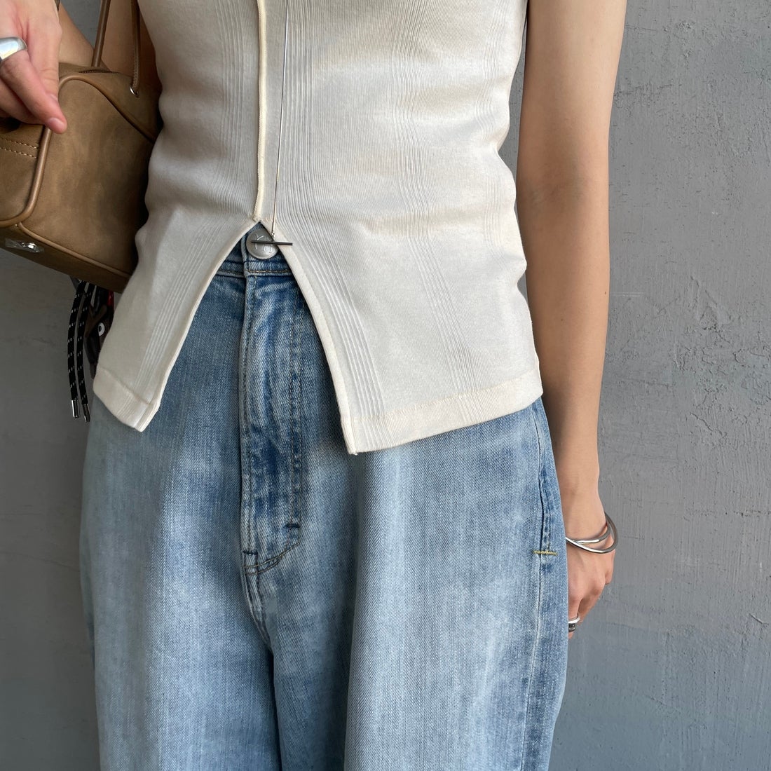 Robert P.Miller [ロバートピーミラー] 別注 配色 センタースリット パネルリブタンクトップ [RM261-2261IN-JF] IVO/BLK &&モデル身長：158cm 着用サイズ：F&&