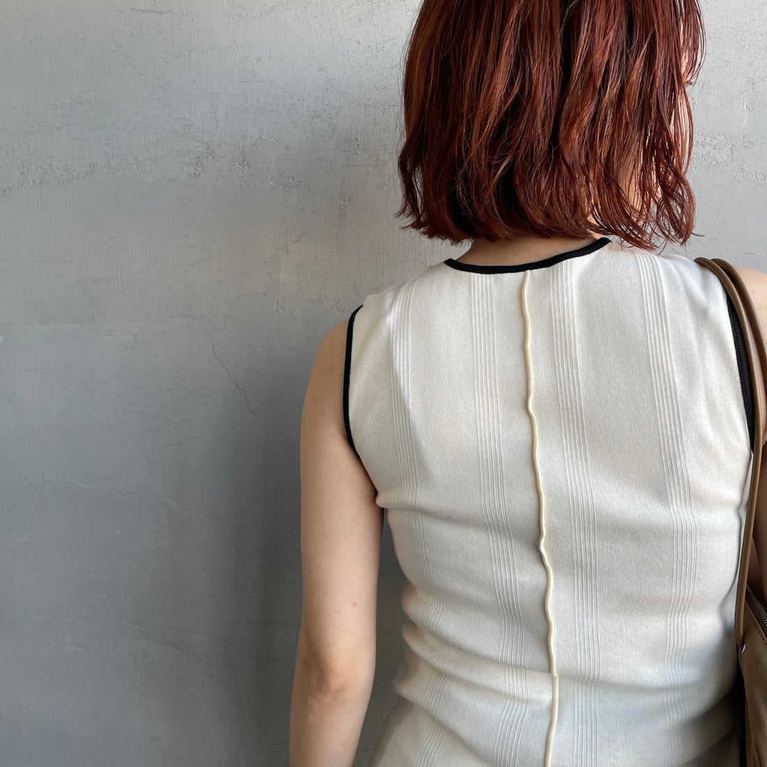 Robert P.Miller [ロバートピーミラー] 別注 配色 センタースリット パネルリブタンクトップ [RM261-2261IN-JF] IVO/BLK &&モデル身長：158cm 着用サイズ：F&&