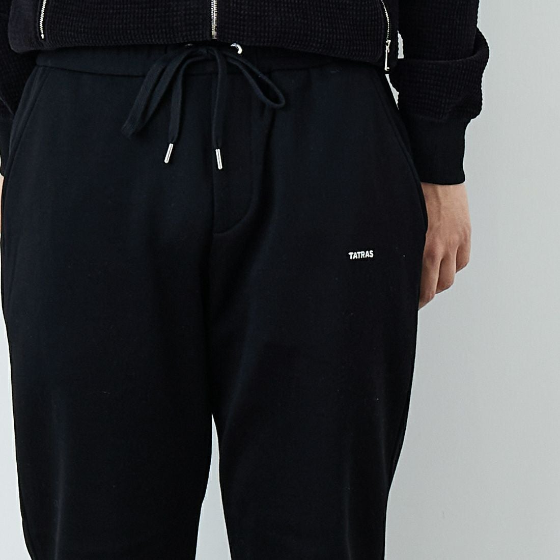 TATRAS [タトラス] FOLMIDO/フォルミード スウェットパンツ [MCKZ0048103588] BLACK &&モデル身長：179cm 着用サイズ：3&&