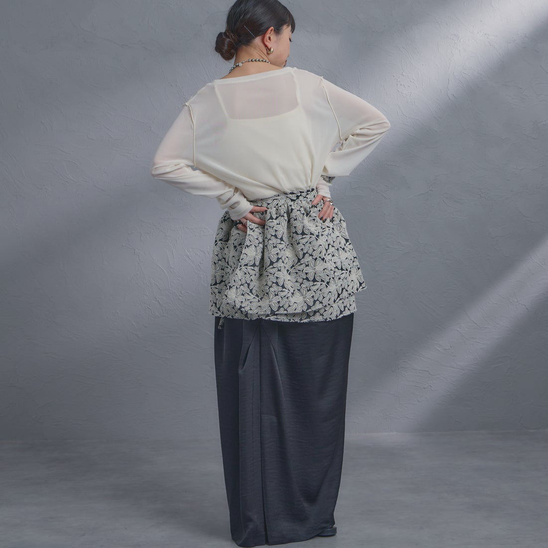 nenom [ネノム] マルチWAY ジャガード ペプラムキャミブラウス [NE26312007] 02 BLK/OFF &&モデル身長：150cm 着用サイズ：F&&