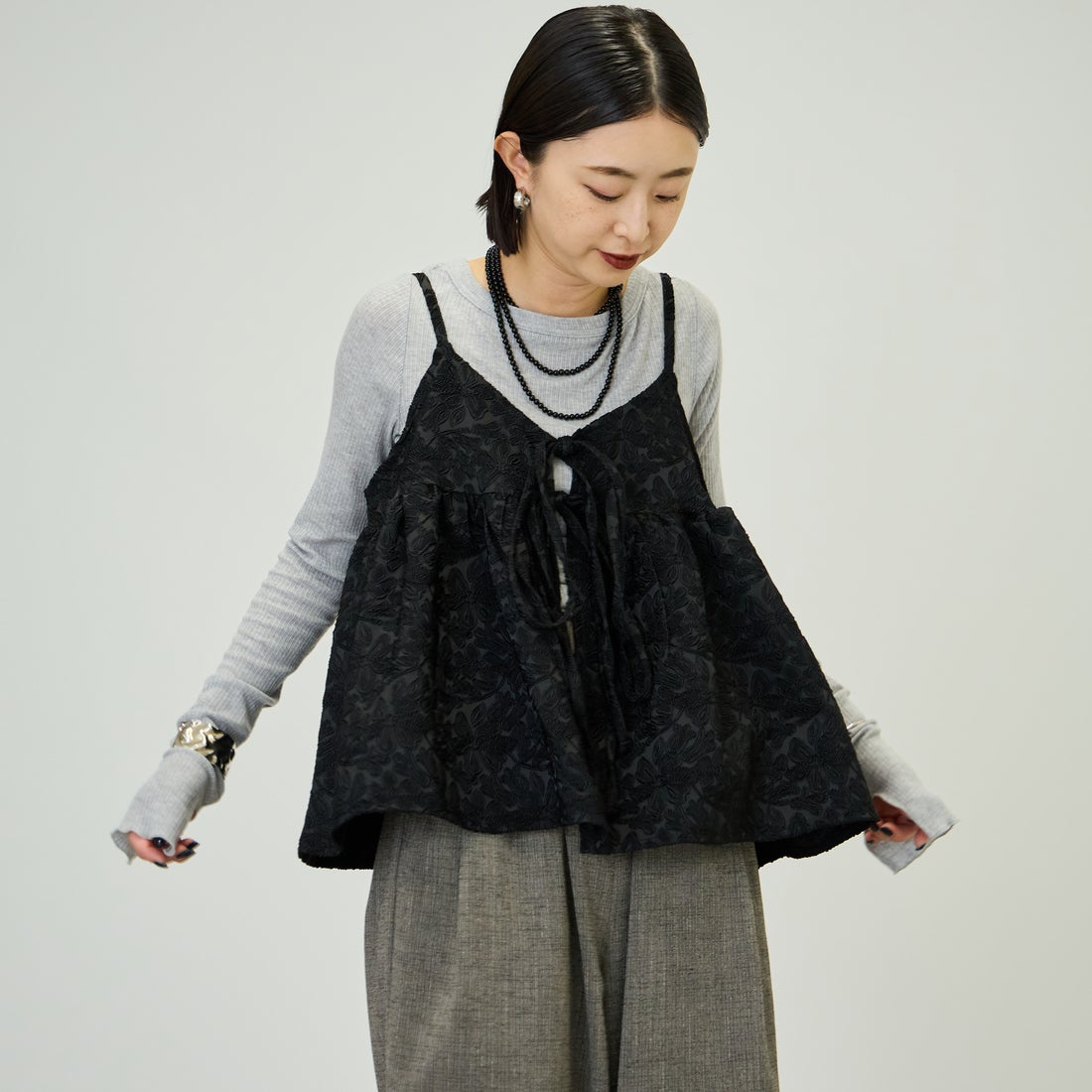 nenom [ネノム] マルチWAY ジャガード ペプラムキャミブラウス [NE26312007] 09 BLACK &&モデル身長：150cm 着用サイズ：F&&