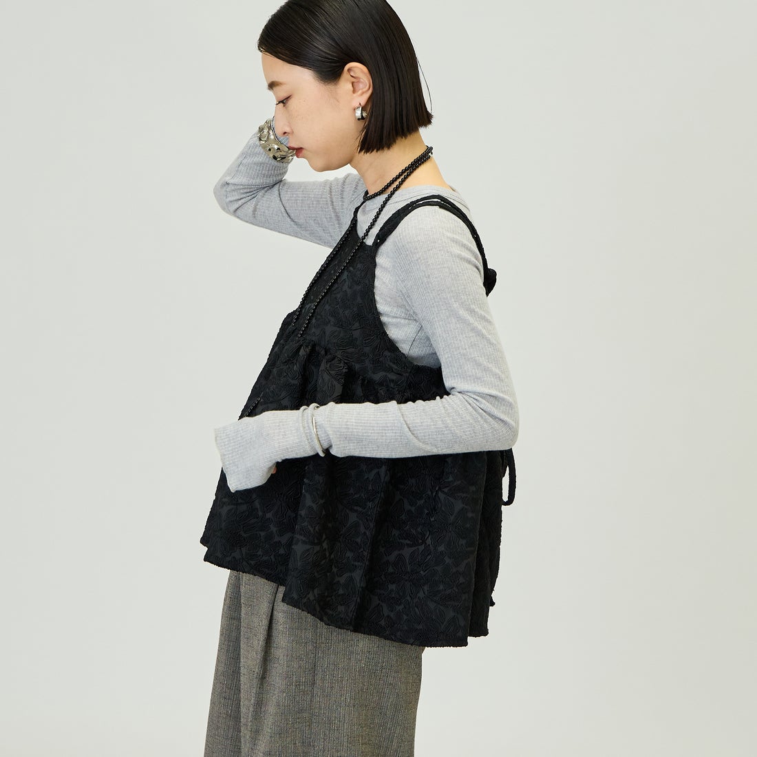 nenom [ネノム] マルチWAY ジャガード ペプラムキャミブラウス [NE26312007] 09 BLACK &&モデル身長：150cm 着用サイズ：F&&