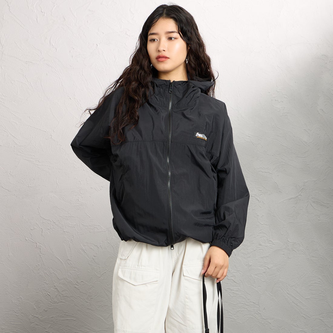 frostline [フロストライン] 別注 ナイロンフードジャケット [FL24-JK-IN6-JF] BLACK &&モデル身長：162cm 着用サイズ：M&&
