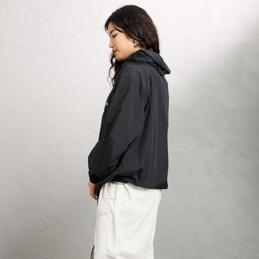 frostline [フロストライン] 別注 ナイロンフードジャケット [FL24-JK-IN6-JF] BLACK &&モデル身長：162cm 着用サイズ：M&&