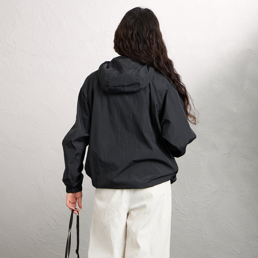 frostline [フロストライン] 別注 ナイロンフードジャケット [FL24-JK-IN6-JF] BLACK &&モデル身長：162cm 着用サイズ：M&&