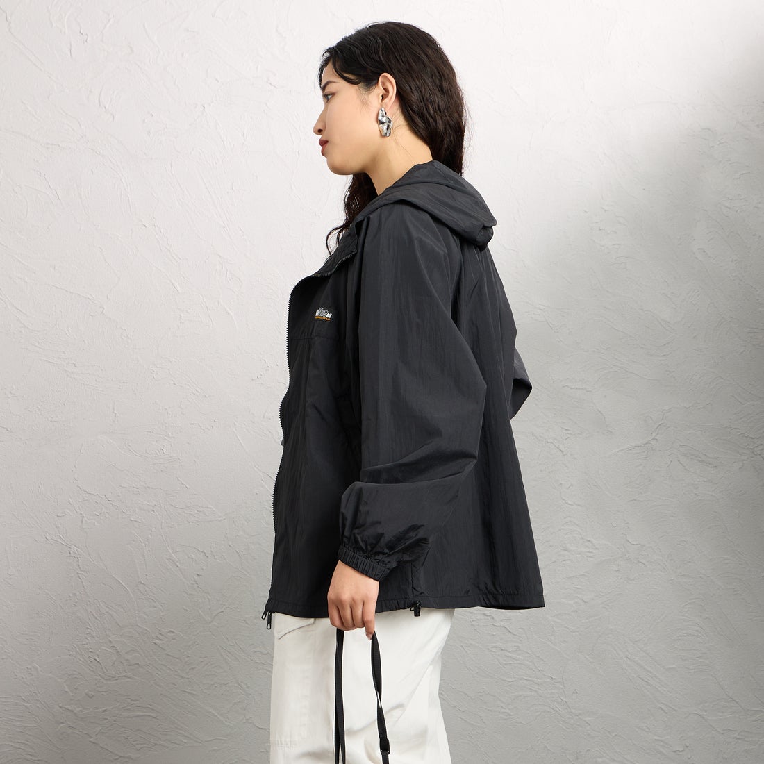 frostline [フロストライン] 別注 ナイロンフードジャケット [FL24-JK-IN6-JF] BLACK &&モデル身長：162cm 着用サイズ：M&&