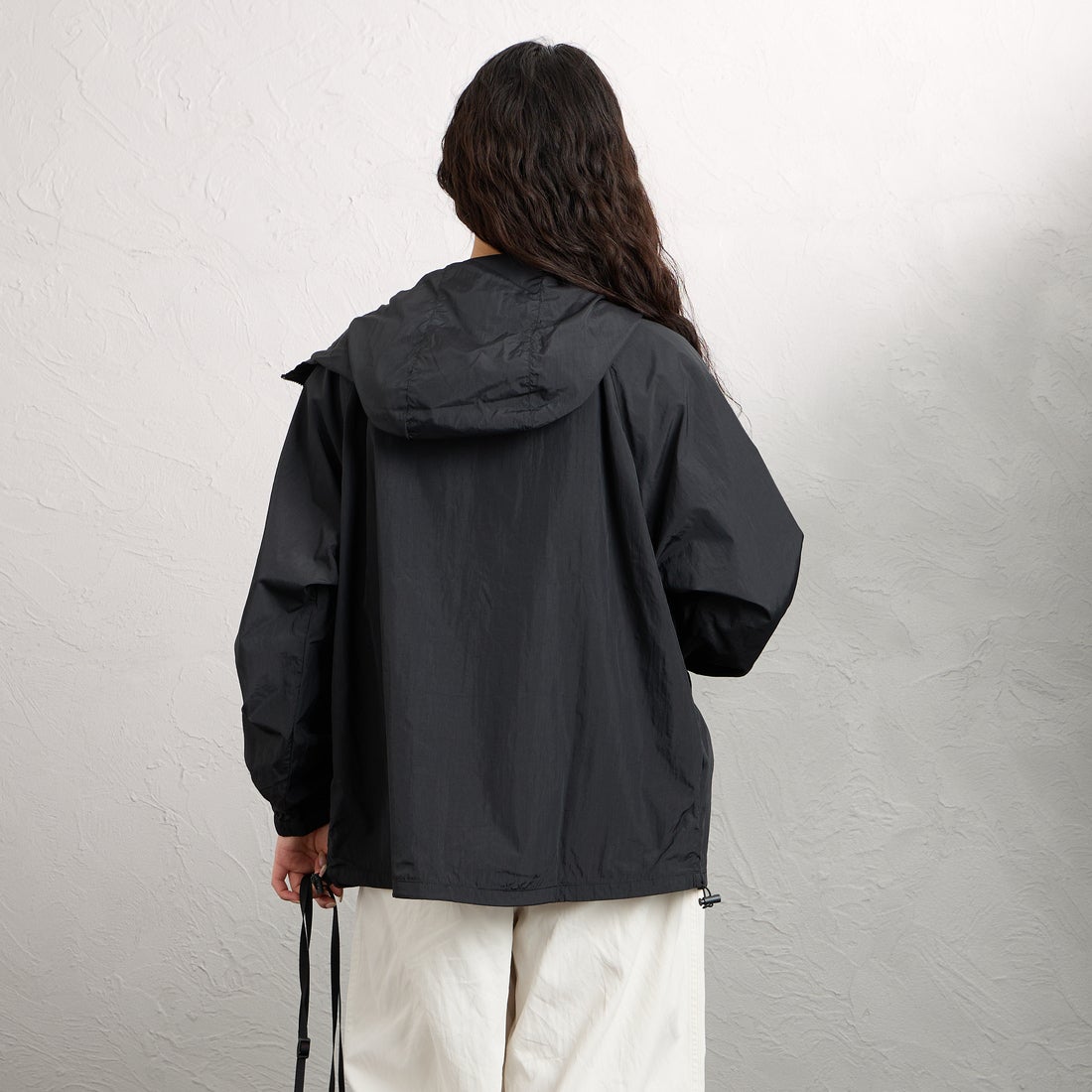 frostline [フロストライン] 別注 ナイロンフードジャケット [FL24-JK-IN6-JF] BLACK &&モデル身長：162cm 着用サイズ：M&&