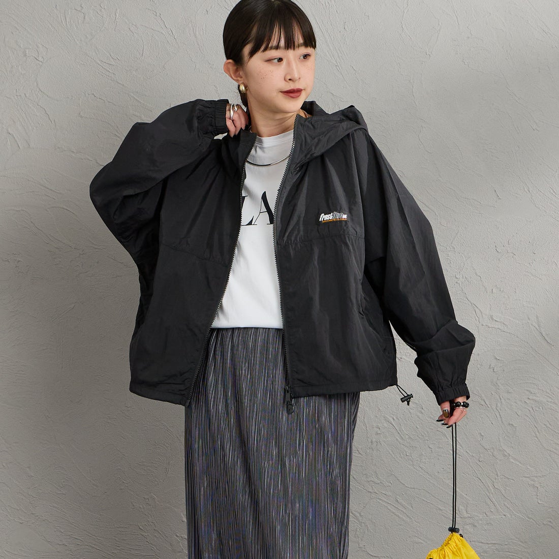 frostline [フロストライン] 別注 ナイロンフードジャケット [FL24-JK-IN6-JF] BLACK &&モデル身長：150cm 着用サイズ：S&&