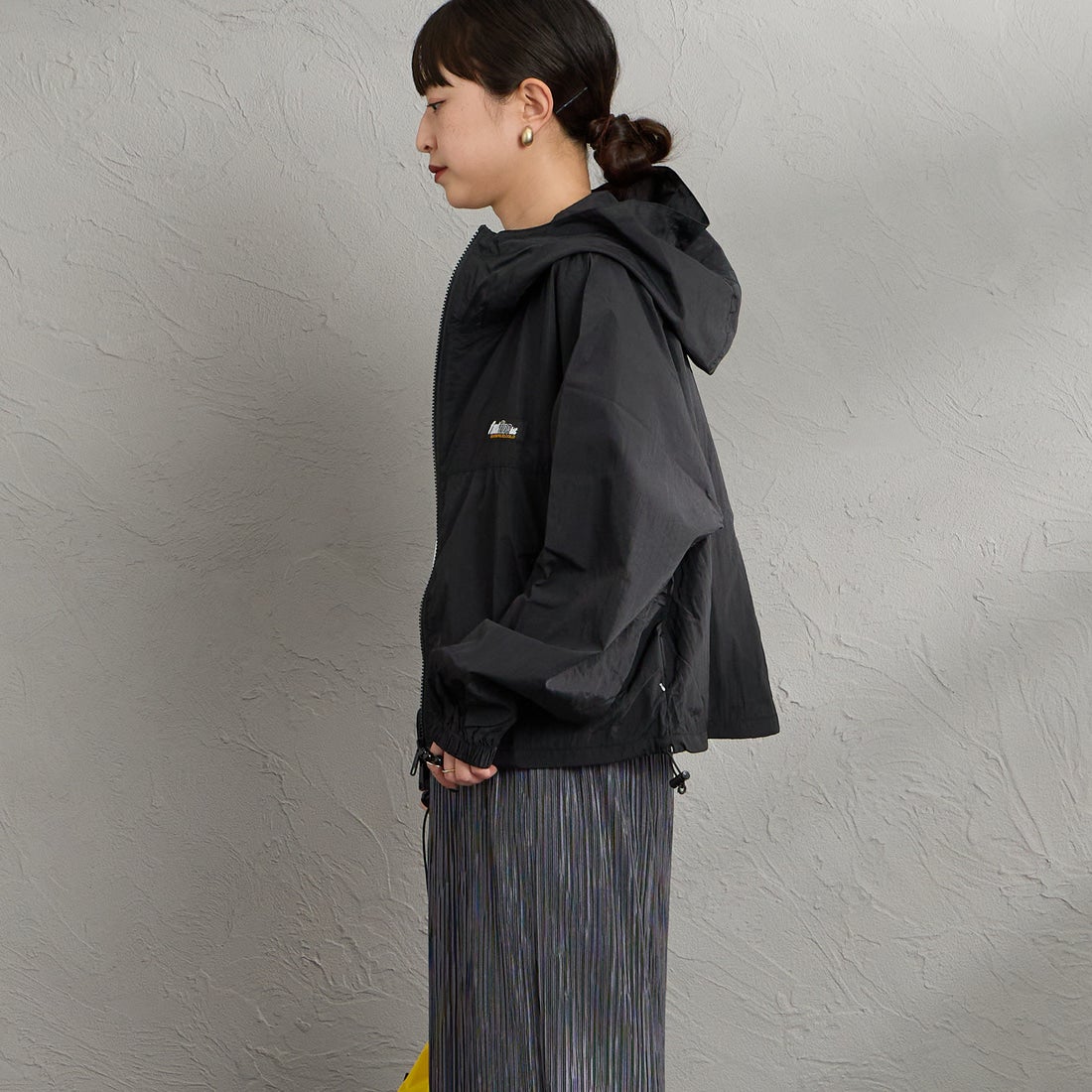 frostline [フロストライン] 別注 ナイロンフードジャケット [FL24-JK-IN6-JF] BLACK &&モデル身長：150cm 着用サイズ：S&&