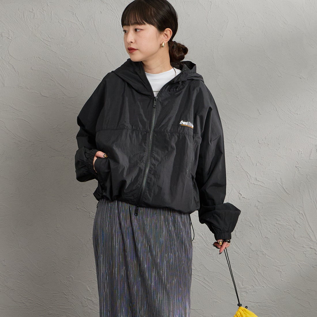 frostline [フロストライン] 別注 ナイロンフードジャケット [FL24-JK-IN6-JF] BLACK &&モデル身長：150cm 着用サイズ：S&&