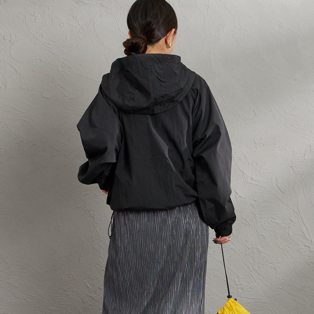 frostline [フロストライン] 別注 ナイロンフードジャケット [FL24-JK-IN6-JF] BLACK &&モデル身長：150cm 着用サイズ：S&&