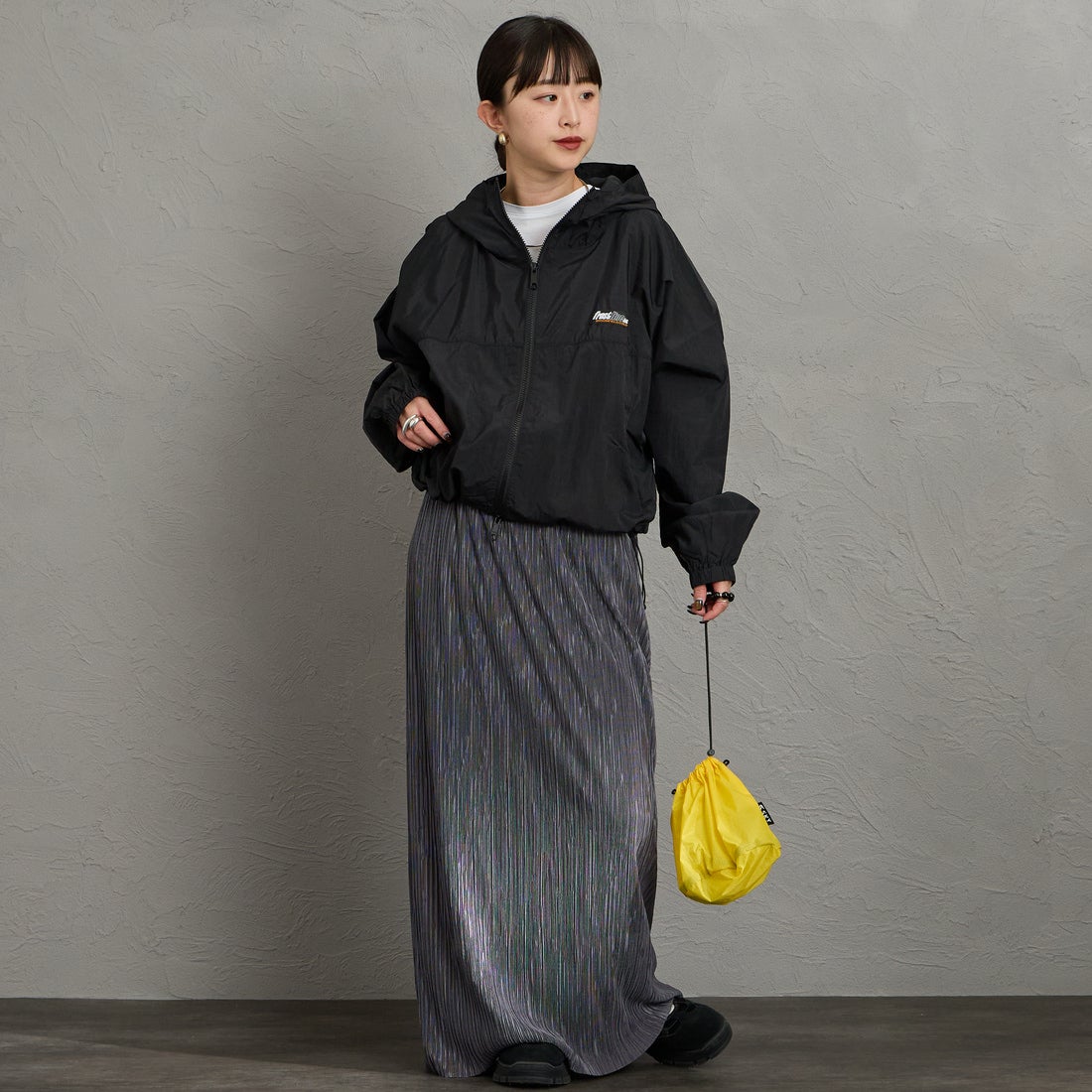 frostline [フロストライン] 別注 ナイロンフードジャケット [FL24-JK-IN6-JF] BLACK &&モデル身長：150cm 着用サイズ：S&&