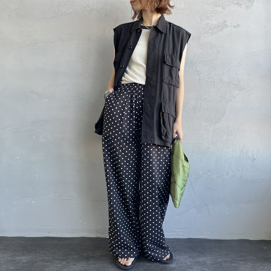 UNIVERSAL OVERALL [ユニバーサルオーバーオール] 別注 総柄イージーワイドパンツ [U2612634IN-JF] BLKﾄﾞｯﾄ &&モデル身長：158cm 着用サイズ：F&&