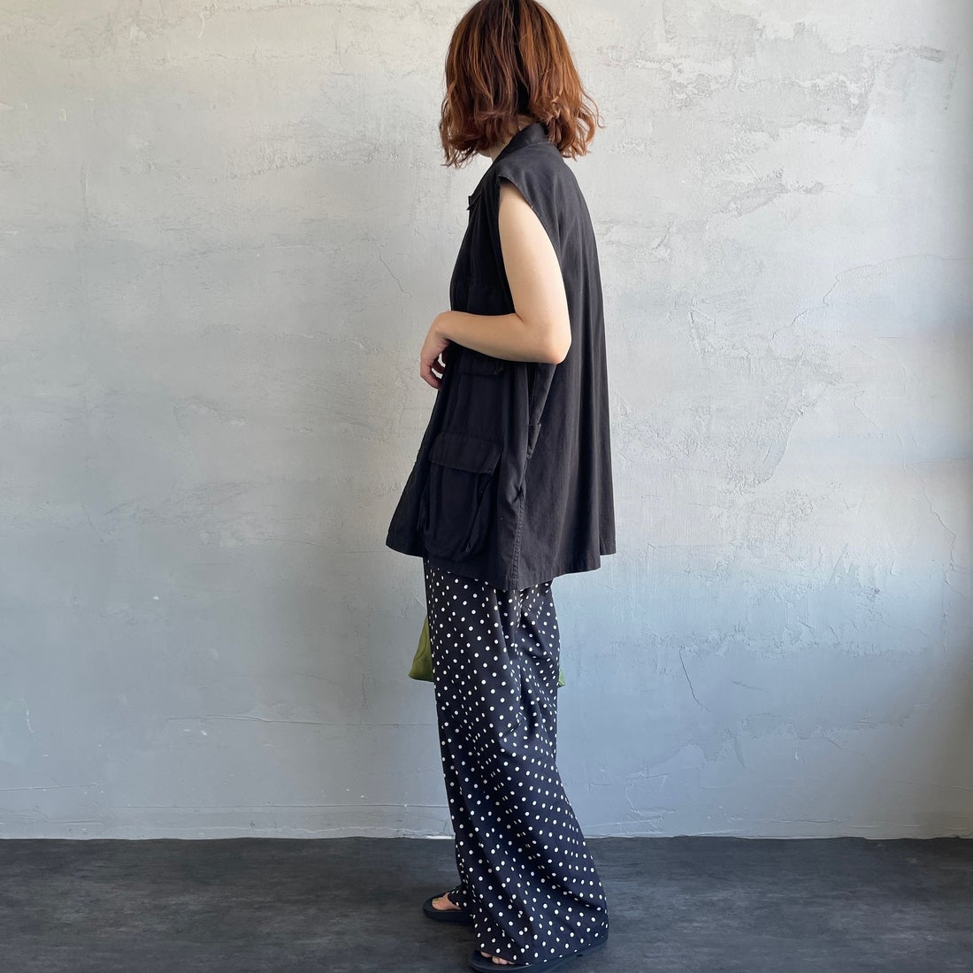 UNIVERSAL OVERALL [ユニバーサルオーバーオール] 別注 総柄イージーワイドパンツ [U2612634IN-JF] BLKﾄﾞｯﾄ &&モデル身長：158cm 着用サイズ：F&&