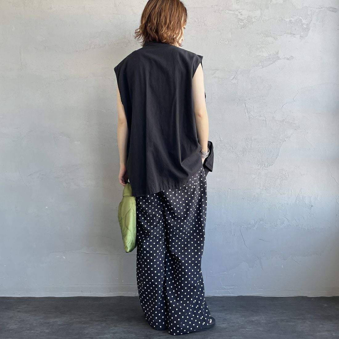 UNIVERSAL OVERALL [ユニバーサルオーバーオール] 別注 総柄イージーワイドパンツ [U2612634IN-JF] BLKﾄﾞｯﾄ &&モデル身長：158cm 着用サイズ：F&&