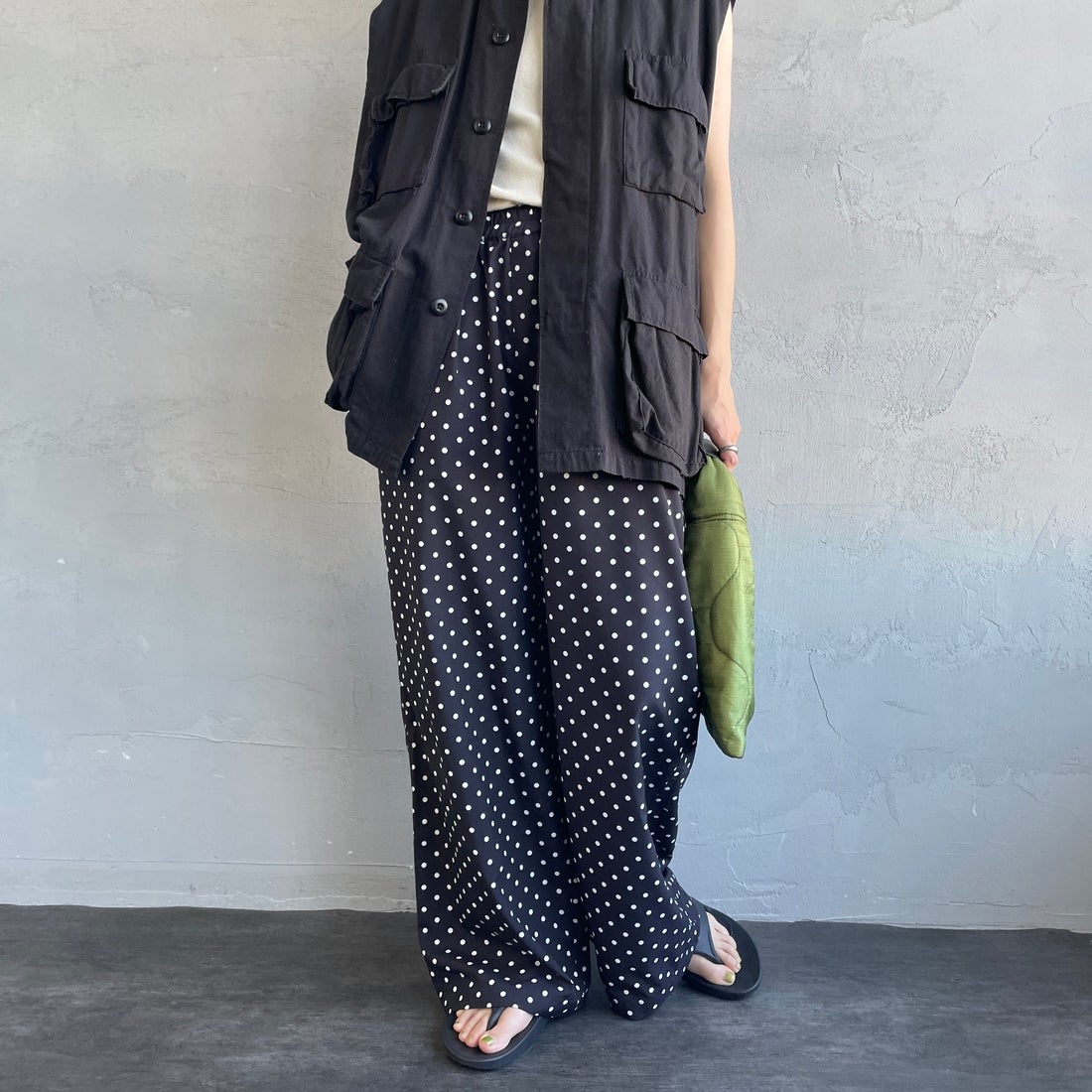 UNIVERSAL OVERALL [ユニバーサルオーバーオール] 別注 総柄イージーワイドパンツ [U2612634IN-JF] BLKﾄﾞｯﾄ &&モデル身長：158cm 着用サイズ：F&&