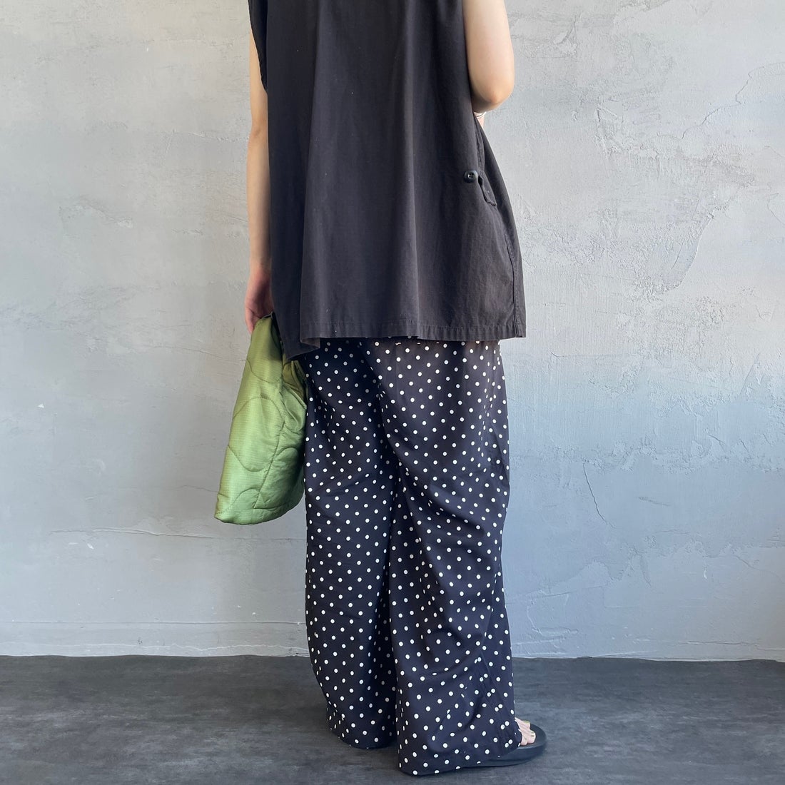 UNIVERSAL OVERALL [ユニバーサルオーバーオール] 別注 総柄イージーワイドパンツ [U2612634IN-JF] BLKﾄﾞｯﾄ &&モデル身長：158cm 着用サイズ：F&&