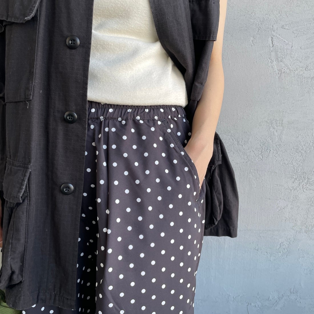 UNIVERSAL OVERALL [ユニバーサルオーバーオール] 別注 総柄イージーワイドパンツ [U2612634IN-JF] BLKﾄﾞｯﾄ &&モデル身長：158cm 着用サイズ：F&&