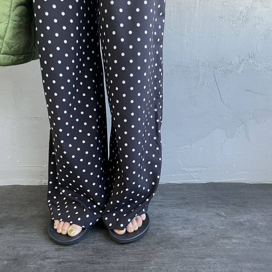 UNIVERSAL OVERALL [ユニバーサルオーバーオール] 別注 総柄イージーワイドパンツ [U2612634IN-JF] BLKﾄﾞｯﾄ &&モデル身長：158cm 着用サイズ：F&&