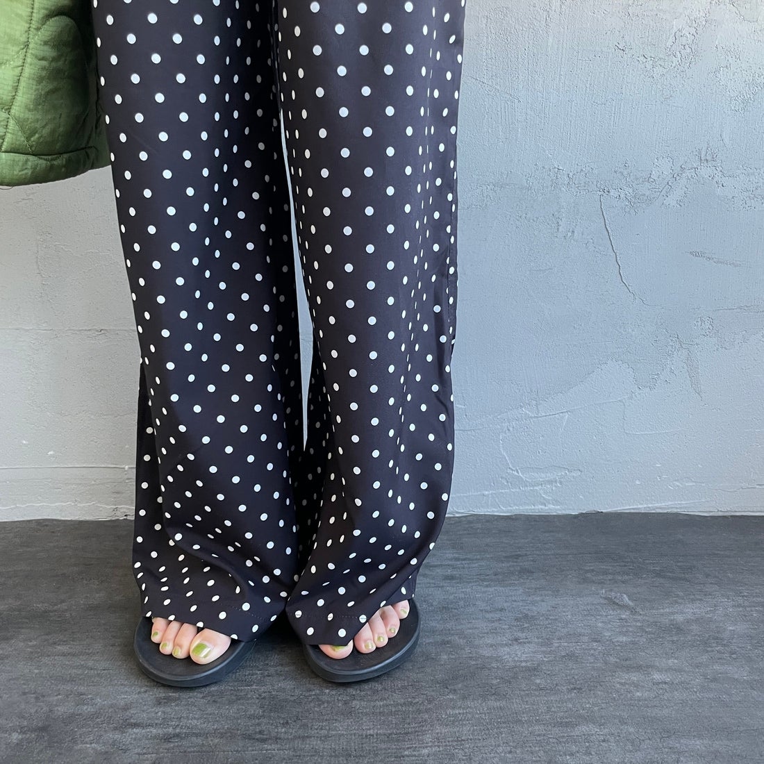 UNIVERSAL OVERALL [ユニバーサルオーバーオール] 別注 総柄イージーワイドパンツ [U2612634IN-JF] BLKﾄﾞｯﾄ &&モデル身長：158cm 着用サイズ：F&&