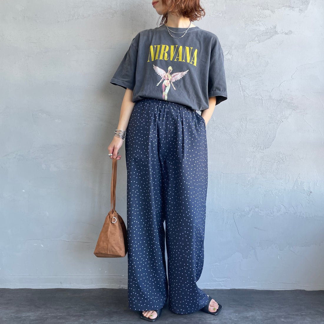 UNIVERSAL OVERALL [ユニバーサルオーバーオール] 別注 総柄イージーワイドパンツ [U2612634IN-JF] NVYﾄﾞｯﾄ &&モデル身長：158cm 着用サイズ：F&&